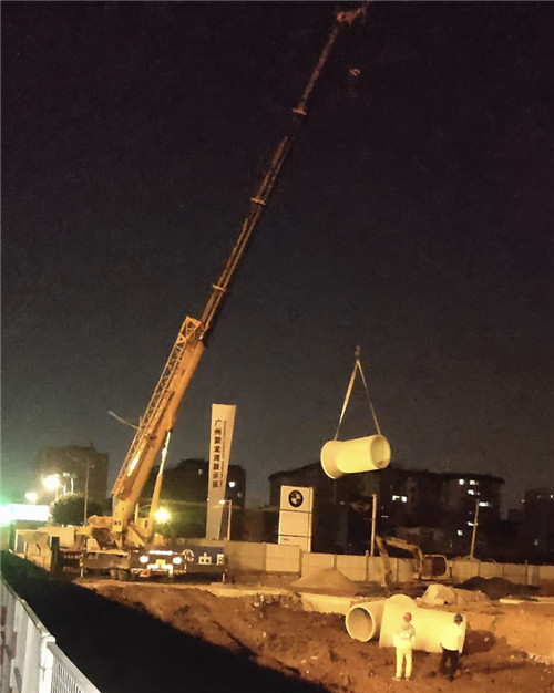 尉犁县“弯臂矫正”—— 吊车的 “形变补偿” 技术