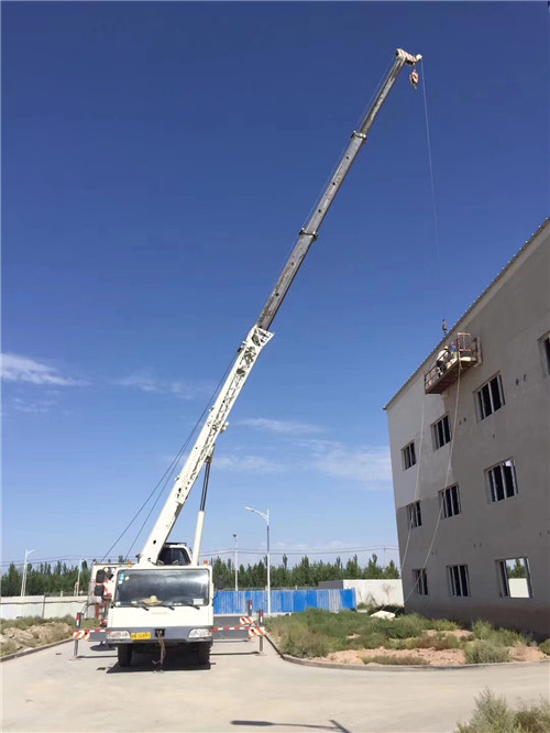 尉犁县“轻装强干”—— 吊车的 “轻量化臂架” 技术